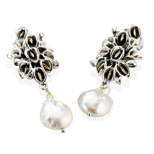 Orecchini argento 925 con pistilli in bronzo e perla naturale di acqua dolce pendente, chiusura a farfallina. Lunghezza orecchino con perla 6cm circa.
