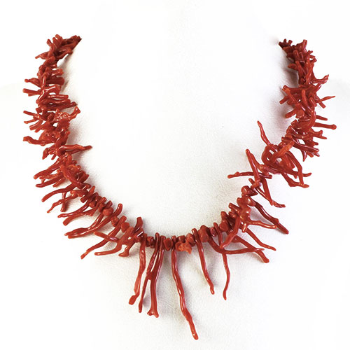 Collana artigianale in argento 925 e rami di corallo rosso naturale (“Corallium Rubrum”, comunemente detto “Corallo del Mediterraneo”), realizzata a mano dagli artigiani dell'azienda Gaetano Vitiello.