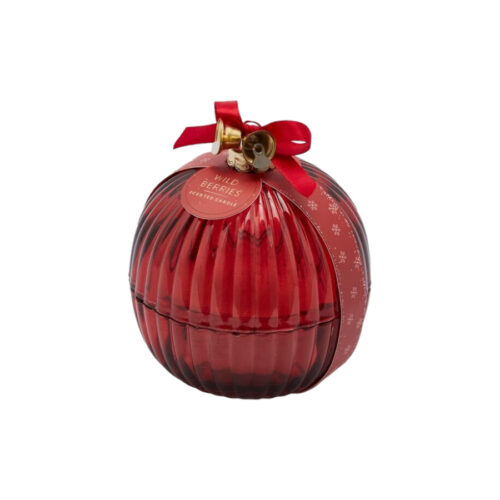 Candela a forma di sfera natalizia della collezione “Wild Berries” di Enzo De Gasperi, realizzata in vetro rossa millerighe.