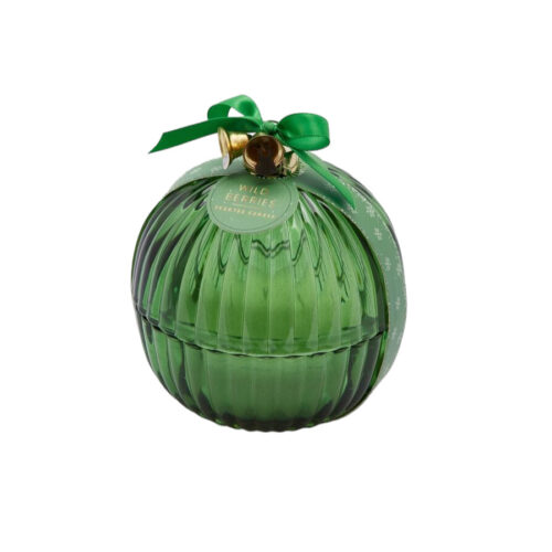 Candela a forma di sfera natalizia della collezione “Wild Berries” di Enzo De Gasperi, realizzata in vetro verde millerighe.