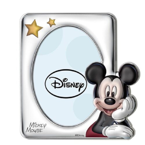 Cornice portafoto firmata Disney da bambino in lamina d'argento e retro in legno bianco con l'immagine di Mickey Mouse con parti in argento smaltato. Misura della foto interna: 13 x 18 cm.